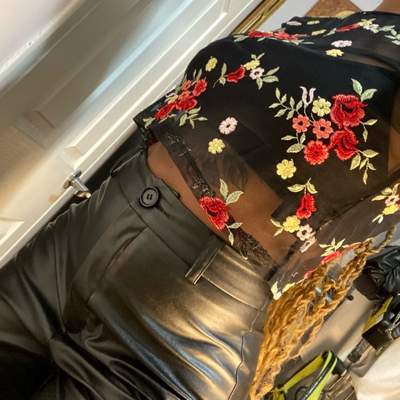 EMBROIDERED FLORAL LACE CROP BLOUSE - Picture 3 of 4